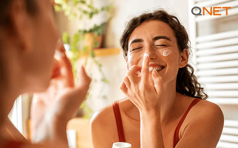 Summer Skincare Tips For Healthy, Glowing Skin 4 A women avoid skin problems in summer by using Physio Rediance cream.