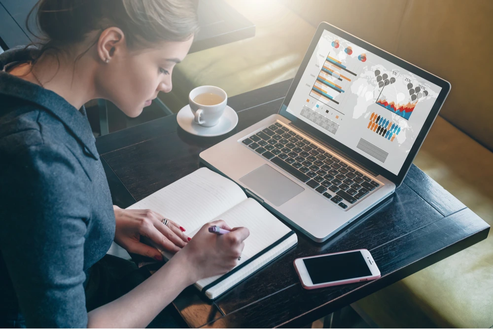 10 Skills You Can Learn In A Month Online 2 A women learning online courses from qLearn.