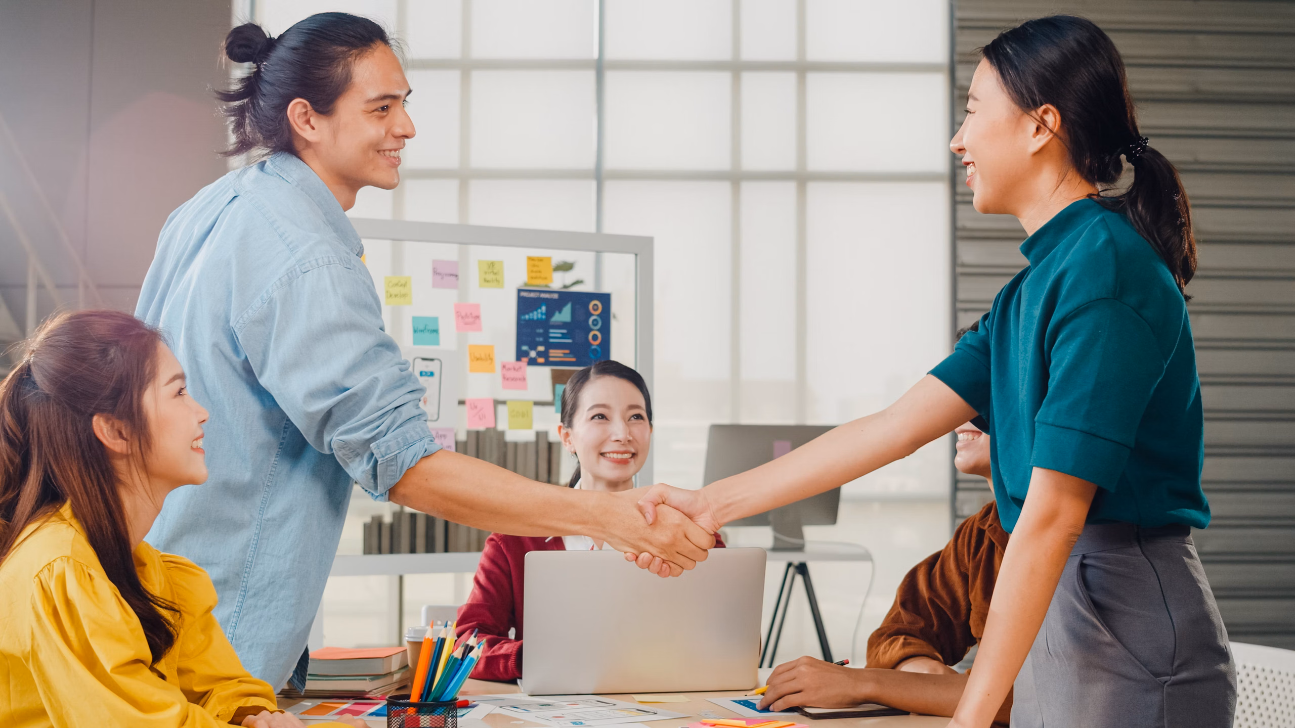 What Type Of Entrepreneur Are You? 5 A group of adaptable, steady, and creative people brainstorming ideas together at work.
