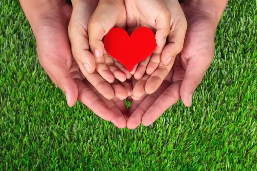 5 Reasons Why Direct Selling Is Perfect For Today'S Young Entrepreneurs 5 hands holding hands in the shape of a heart