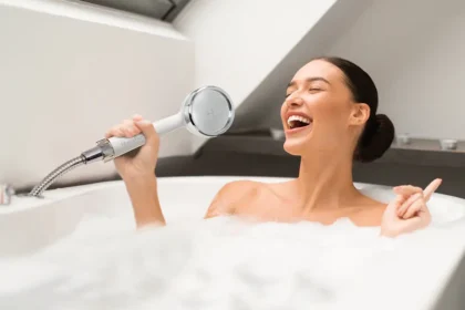 Lady in bathtub using HomePure Rayn shower head as a microphone